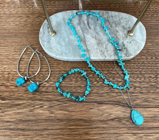 Parure de bijoux turquoise : collier goutte, collier perles, bracelet et créoles