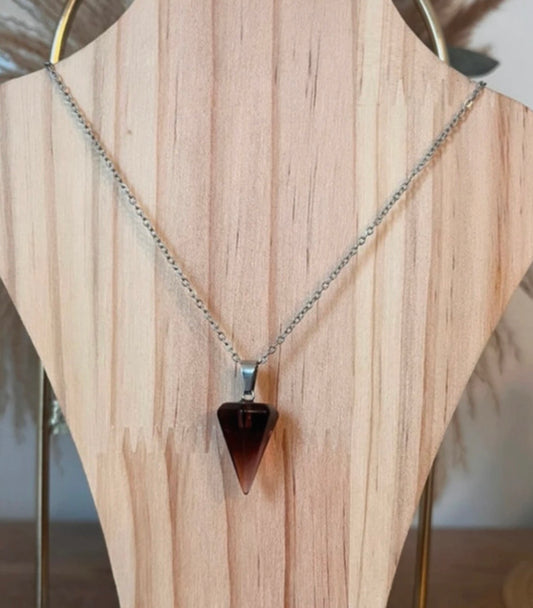 Collier pendentif pierre rouge sombre avec chaîne à maillons argentés