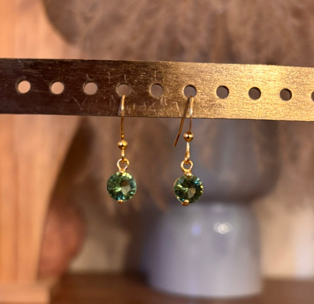 Boucles d'Oreilles Dormeuses Saphir Vert à Reflets – Plaqué Or 18 Carats