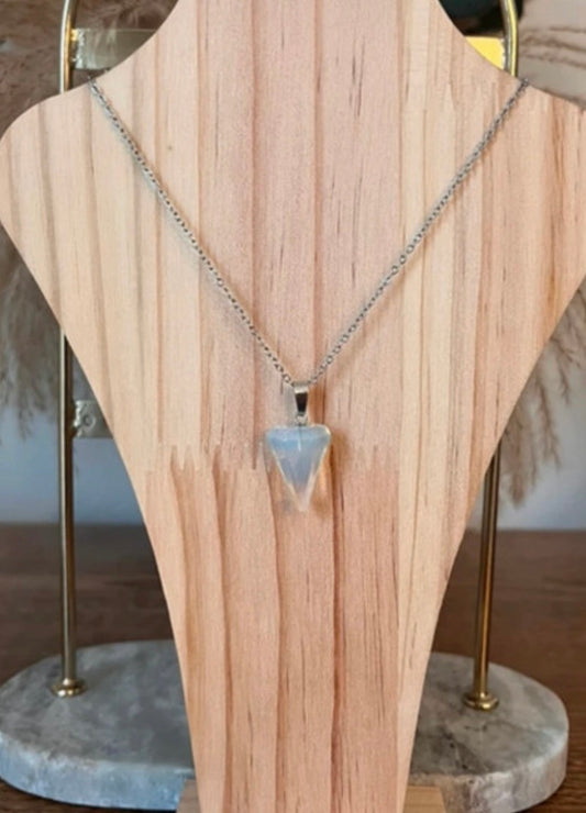 Collier à pendentif opaline bleu clair et chaîne à maillons argentés