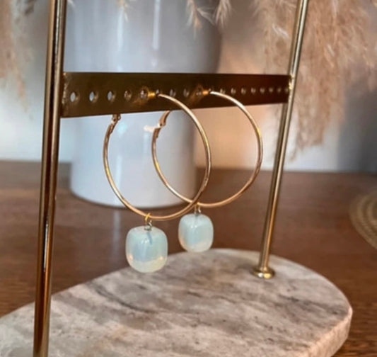Boucles d’oreilles créoles dorées avec pendants en pierre opaline bleu clair