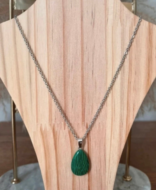 Collier avec chaîne à maillons argentés et pendentif ovale vert en malachite naturelle