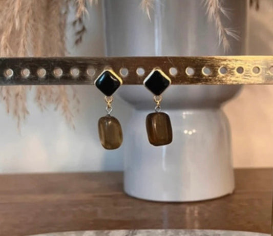 Boucles d’oreilles pendantes : clous losange noir et gouttes brunes en pierre