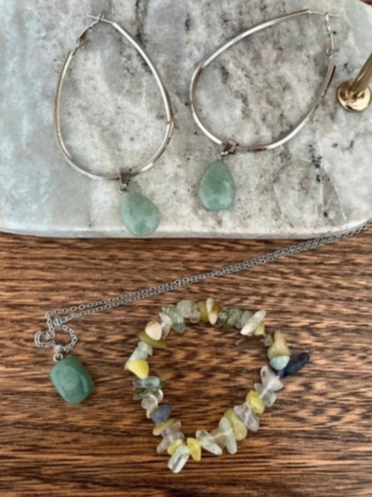 Parure 3 pièces : créoles goutte, collier fin et bracelet à pierres d’aventurine verte
