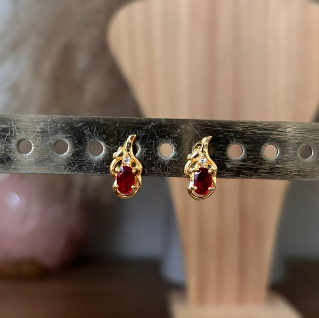 Puces d'Oreilles Saphir Rouge — Plaqué Or 18K | Élégance & Raffinement