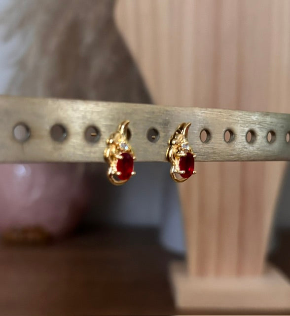 Puces d'Oreilles Saphir Rouge — Plaqué Or 18K | Élégance & Raffinement