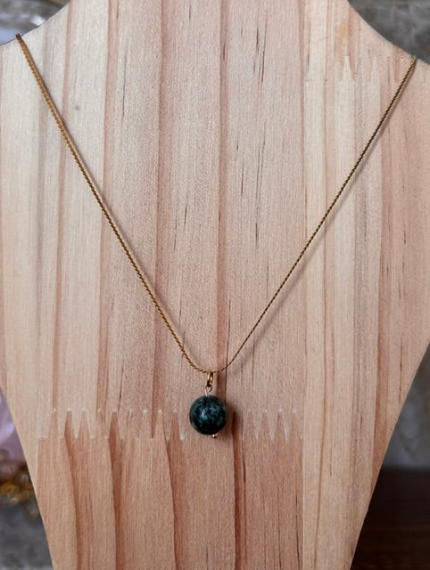 Collier Malachite Perle 8mm — Chaîne Fine Acier Inoxydable Doré 45cm