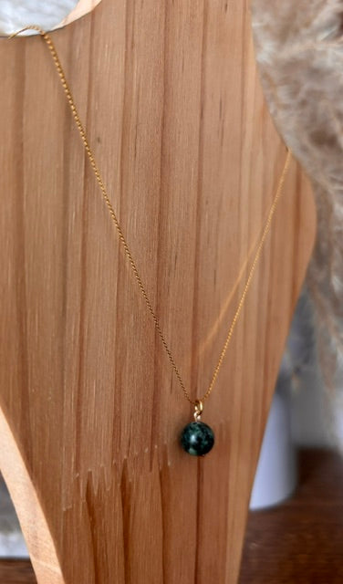 Collier Malachite Perle 8mm — Chaîne Fine Acier Inoxydable Doré 45cm