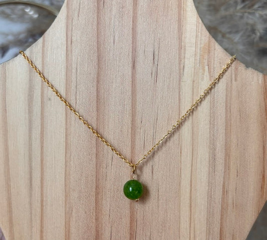 Collier fin doré avec perle verte ronde et pendentif au centre