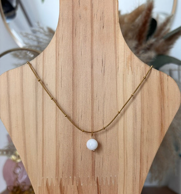Collier Perle Œil de Chat Blanc – Chaîne Perlée Dorée Acier Inoxydable 8 mm