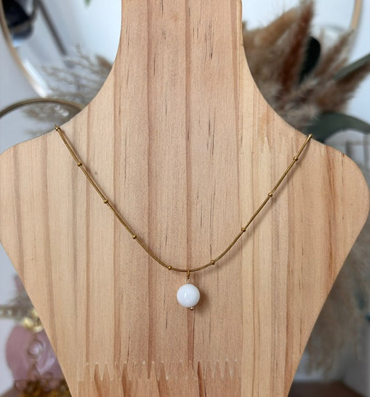 Collier perle œil de chat blanc sur chaîne dorée en acier inoxydable