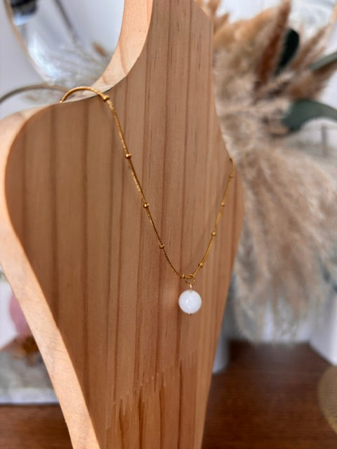 Collier Perle Œil de Chat Blanc – Chaîne Perlée Dorée Acier Inoxydable 8 mm