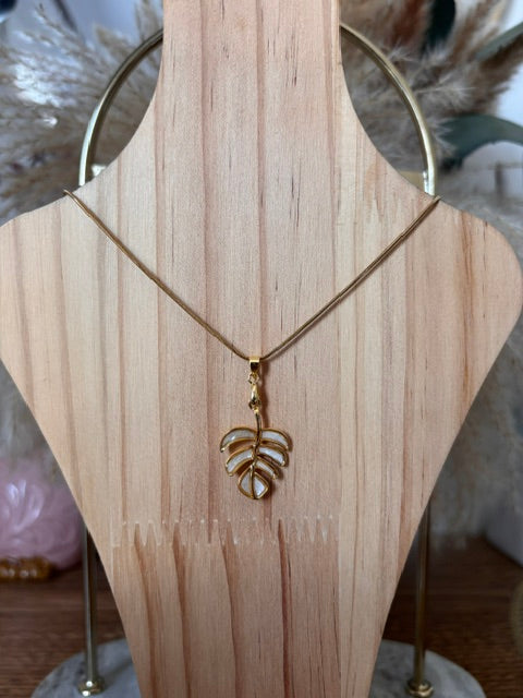 Collier Chaîne Serpent Dorée – Pendentif Feuille Monstera Nacrée | Acier Inoxydable 316L