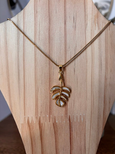 Collier Chaîne Serpent Dorée – Pendentif Feuille Monstera Nacrée | Acier Inoxydable 316L
