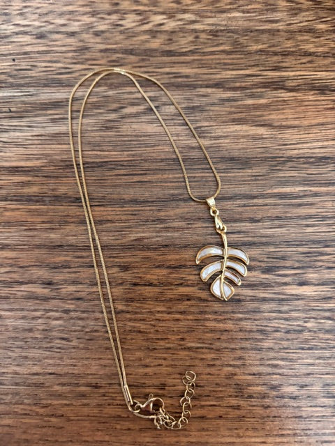 Collier Chaîne Serpent Dorée – Pendentif Feuille Monstera Nacrée | Acier Inoxydable 316L