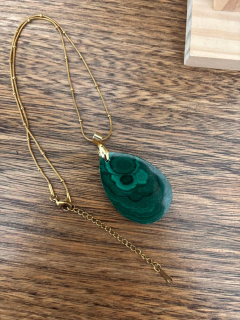 Collier à chaîne dorée et pendentif goutte de malachite vert foncé