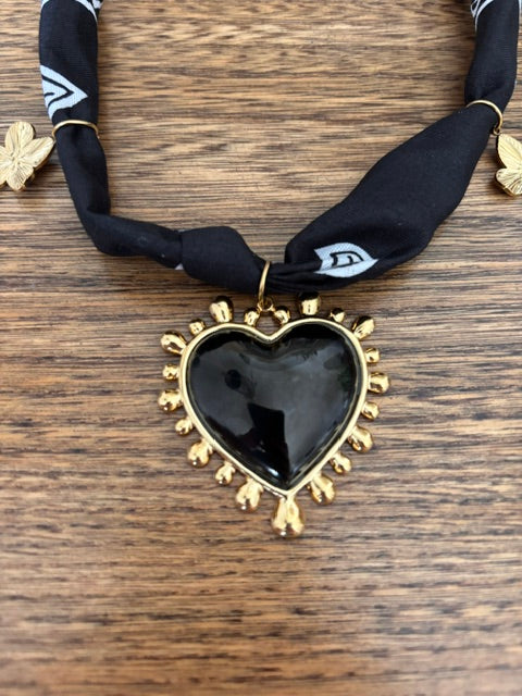 Collier Bandana Noir Cachemire – Cœur Étincelant & Fleurs Dorées Inox