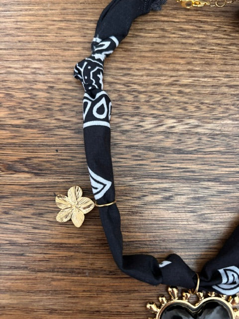 Collier Bandana Noir Cachemire – Cœur Étincelant & Fleurs Dorées Inox