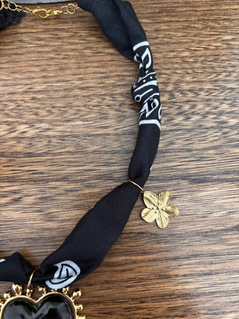 Collier Bandana Noir Cachemire – Cœur Étincelant & Fleurs Dorées Inox