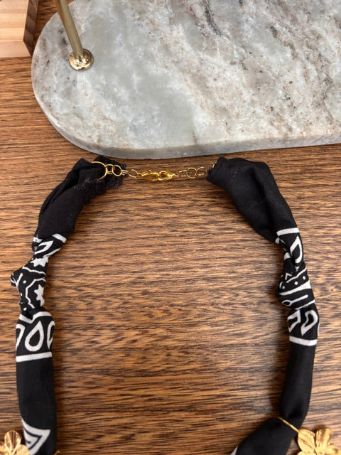Collier Bandana Noir Cachemire – Cœur Étincelant & Fleurs Dorées Inox