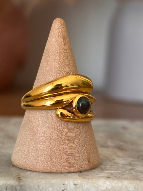 Bague Opale Noire Dorée – Acier Inoxydable 316L Ajustable | 0,18 Carat Certifié