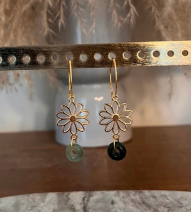 Créoles Dorées Fleur – Perles Donuts Aventurine Verte & Quartz Vert | 2 cm