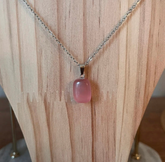 Collier avec pendentif bloc quartz rose sur chaîne à maillons argentée