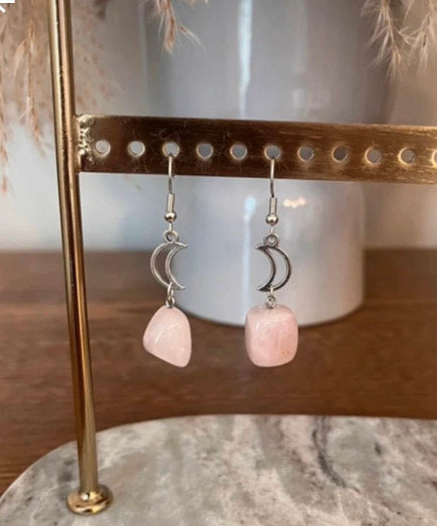 Dormeuses Pendantes Argentées Croissant de Lune – Quartz Rose Bloc | Acier Inoxydable