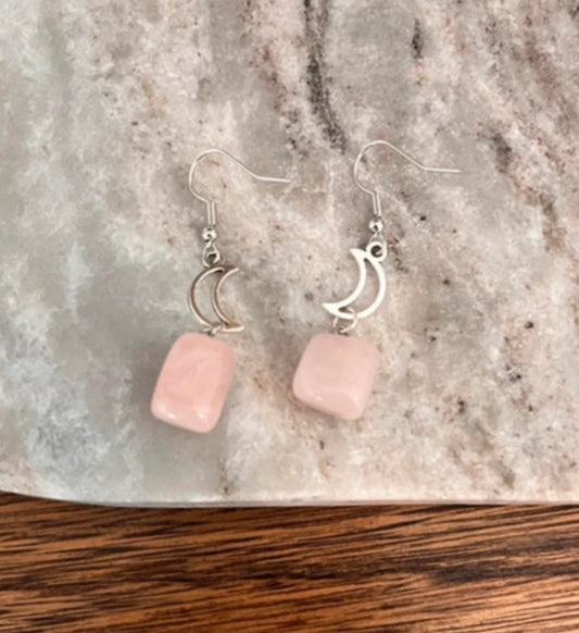 Boucles d’oreilles pendantes argentées : croissant de lune et cabochons rose pâle