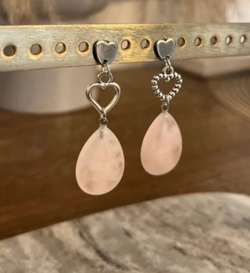 Clous d'Oreilles Cœurs Dépareillés Quartz Rose Goutte - Acier Inoxydable Hypoallergénique