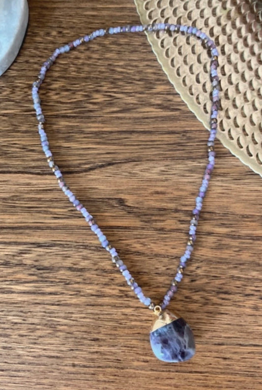 Collier perles d’améthyste lilas sur cordon élastique, pendentif pierre bleutée.