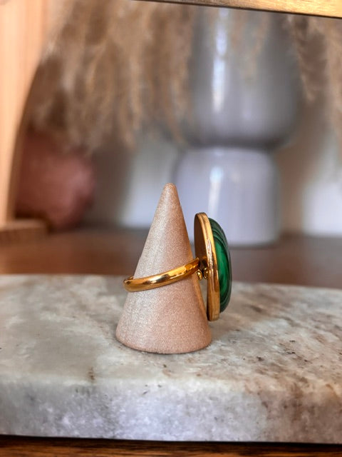 Bague réglable dorée avec cabochon ovale malachite vert, vue de profil