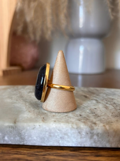 Bague Ajustable Pierre de Sable Bleu – Acier Inoxydable Doré 18×25 mm