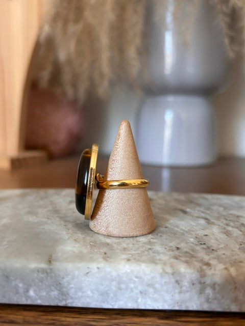 Bague ajustable œil-de-tigre dorée, cabochon ovale et monture latérale