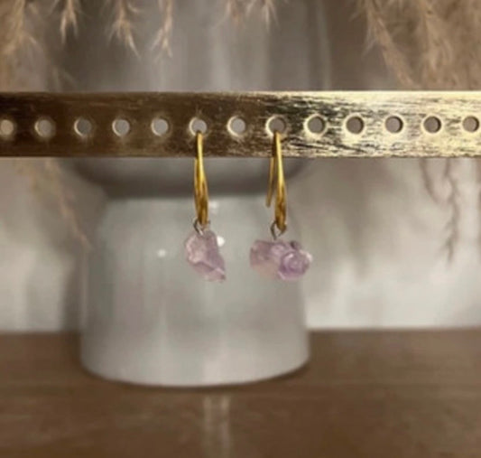 Boucles d’oreilles dorées à créoles avec pendentifs en pierre améthyste lilas