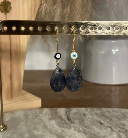 Boucles d’oreilles pendantes dorées avec pierres sodalite bleues et breloques yeux