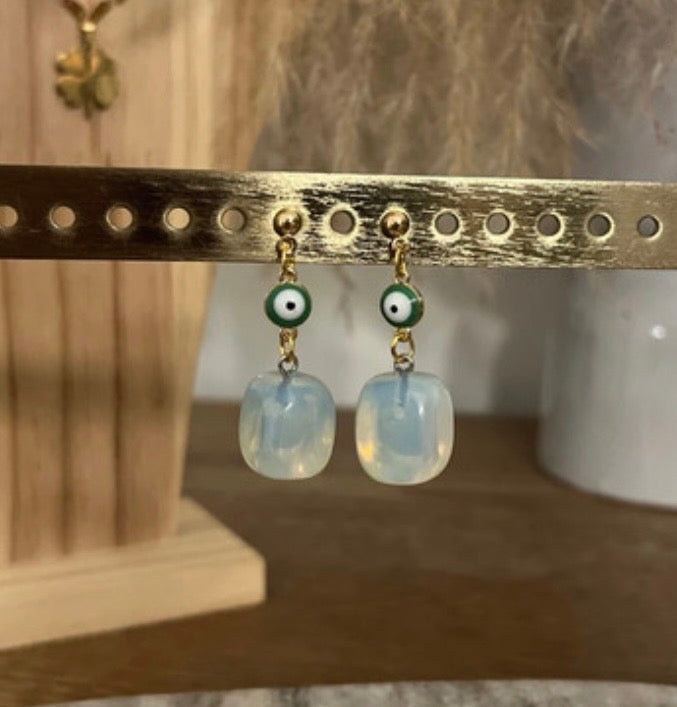 Clous d'Oreilles Perlés Acier Inoxydable – Pierre Opaline Naturelle & Breloque Porte-Bonheur Anti-Mauvais Œil