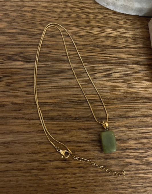 Collier chaîne serpent avec pendentif carré en jade vert et maillons au bas de la chaîne