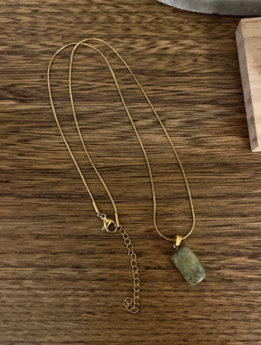 Collier à chaîne serpent acier inoxydable, pendentif pierre serpentine verte et chaînette