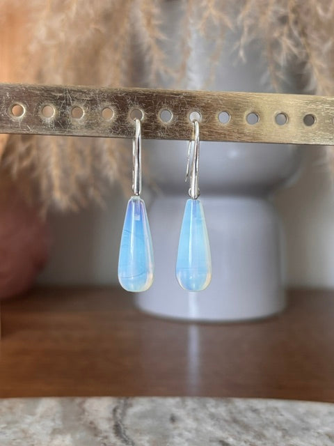 Boucles d’oreilles dormeuses argentées à pendentif goutte en opaline bleu clair