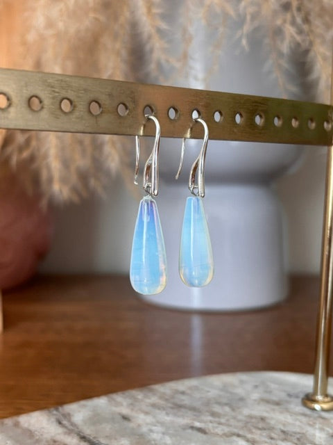 Boucles d’oreilles dormeuses argentées avec gouttes opaline bleu clair