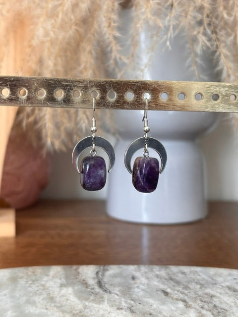 Boucles d’oreilles dormeuses lune acier argenté avec améthyste violette