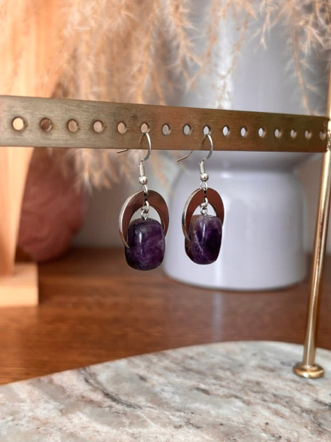 Boucles d’oreilles dormeuses croissant acier argenté, améthyste violette