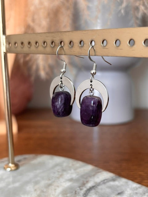 Boucles d’oreilles dormeuses croissant acier argenté et cabochon améthyste violette