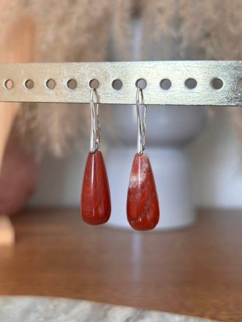 Boucles d’oreilles dormeuses argentées, pendentif goutte rouge