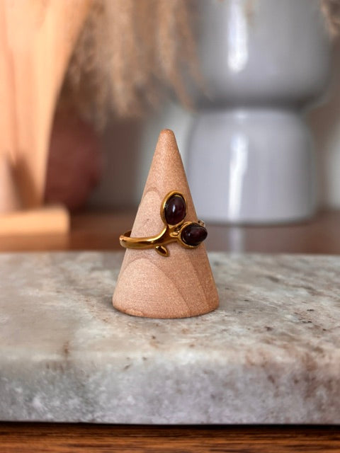 Bague dorée ajustable à double cabochon grenat bordeaux, monture sertie
