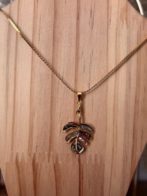 Collier à chaîne dorée avec pendentif feuille Monstera émaillé vert et bleu