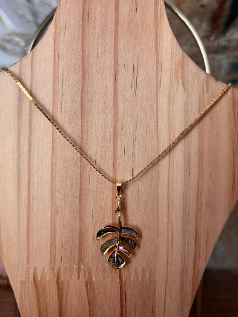 Collier à chaîne dorée avec pendentif feuille Monstera émaillé vert-bleu, centrée