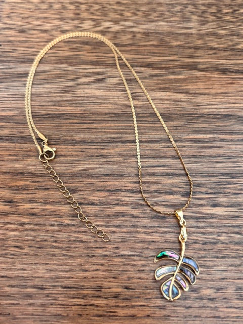 Collier Chaîne Dorée Pendentif Feuille Monstera en Coquille d'Ormeau – Acier Inoxydable 316L