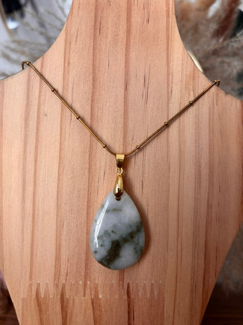 Collier avec pendentif goutte en pierre jade gris-vert sur chaîne dorée acier inoxydable